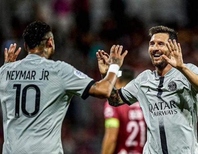 日本队以2-0击败加纳队，堂安律远射破门，阿布受伤离场，日本队近10场全胜，展现强大实力。