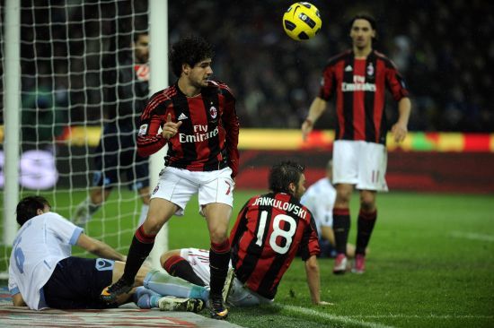 湖人杯赛主场不敌马刺引热议！媒体人：詹东里合体后最惨失利（湖人杯赛主场负于马刺掀热议，媒体称为詹东里合体以来最惨一败）