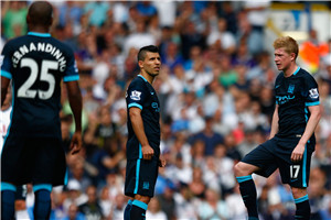 精准制导！法耶拼下篮板 随后长传横跨全场助攻诺威尔篮下打中（法耶抢下篮板后一记全场长传，精准助攻诺威尔篮下得分）