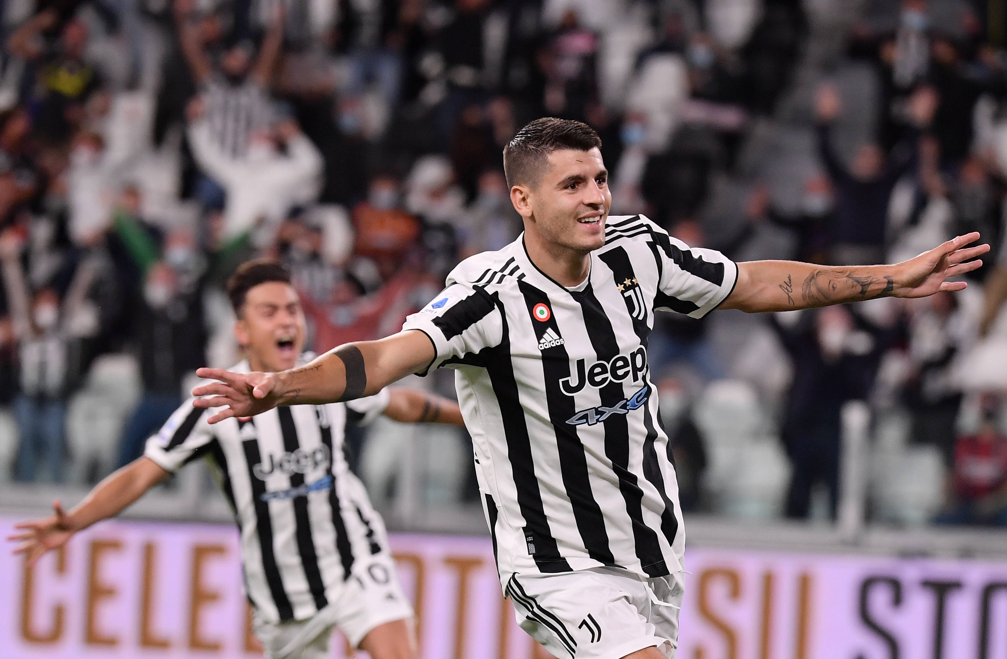 卡雷拉斯染红全程：对裁判让任意球重开不满染黄，随后抱怨吃直红